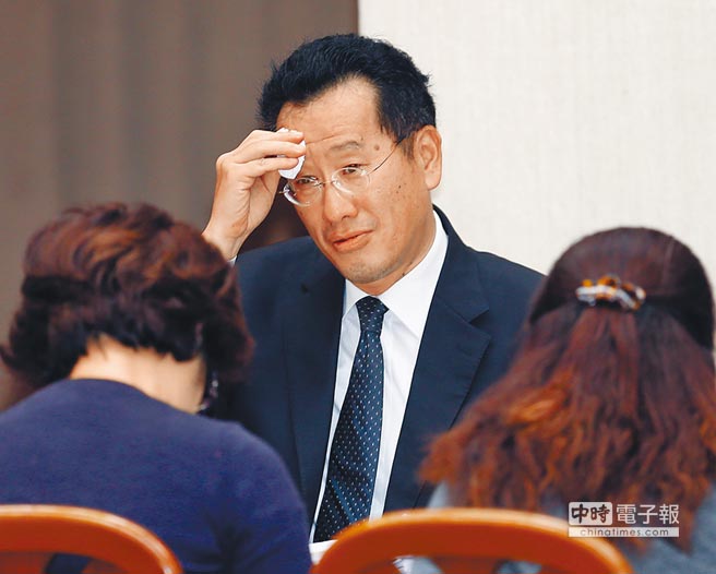 “黨產會主委”顧立雄被曝曾是國民黨黨員 備詢時頻擦汗