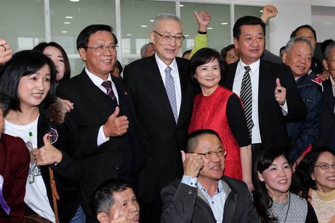 吳敦義（中）宣布競逐國民黨主席，夫人蔡令怡（右三）現(xiàn)身會場支持