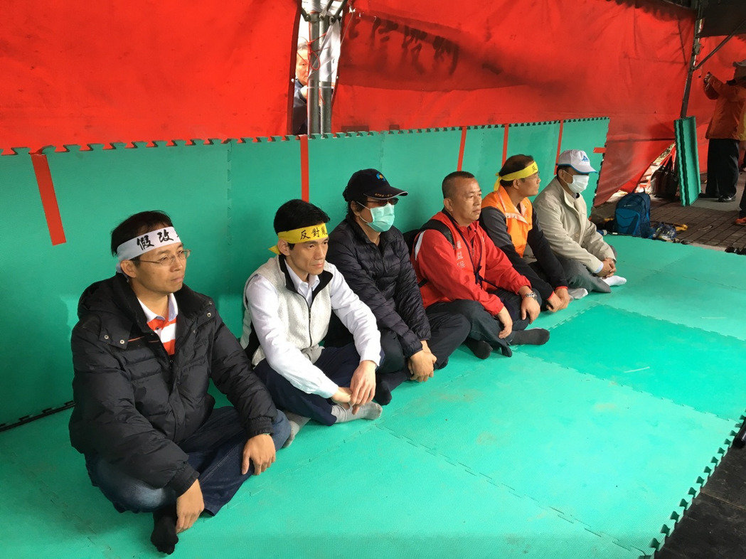 軍公教絕食反年金改革 沈富雄:蔡英文民調(diào)還會探底 軍公教絕食反年金改革 沈富雄:蔡英文民調(diào)還會探底