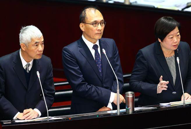 臺官員因游覽車事故被質詢何時下臺愣住：現在嗎？