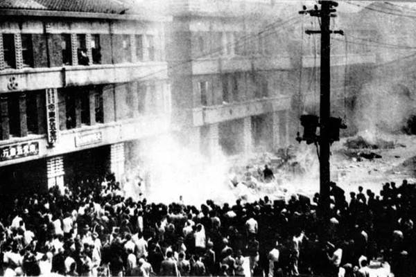 1947年2月28日，憤怒的群眾包圍專賣局臺北分局并焚燒物件。