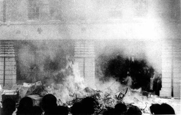 1947年2月28日，憤怒的群眾包圍專賣局臺北分局并焚燒物件。