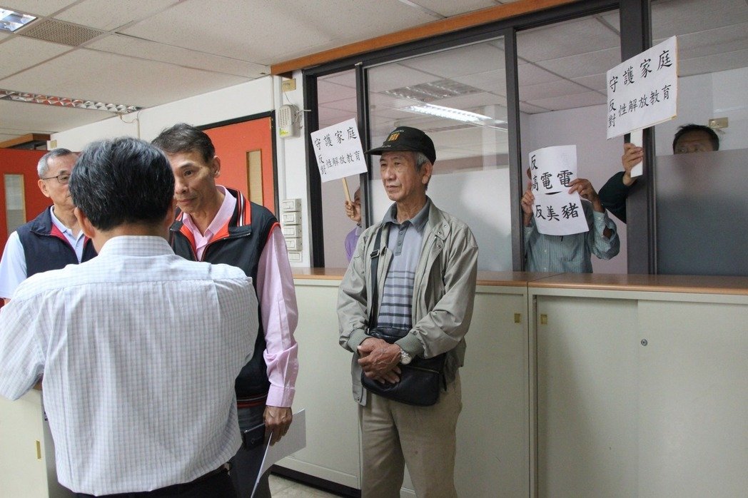 只尊黨意忘了民意! 臺(tái)民眾領(lǐng)表罷免3名民進(jìn)黨"立委" 只尊黨意忘了民意! 臺(tái)民眾領(lǐng)表罷免3名民進(jìn)黨"立委"