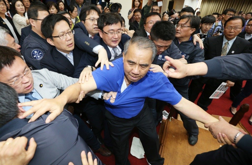 國民黨民代為杯葛前瞻計劃擬放大招:集體下跪 國民黨民代為杯葛前瞻計劃擬放大招:集體下跪