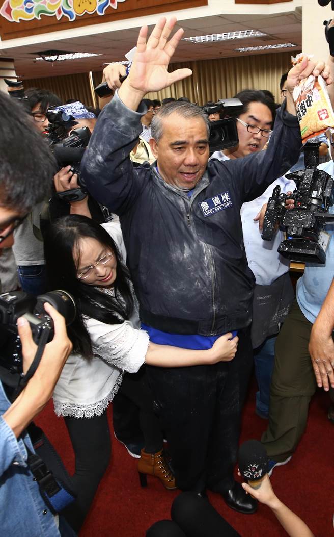 臺灣民意機構上演“武斗”：藍狂撒面粉，綠閉目養神。