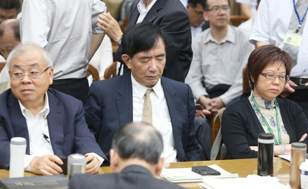 臺灣民意機構上演“武斗”：藍狂撒面粉，綠閉目養神。