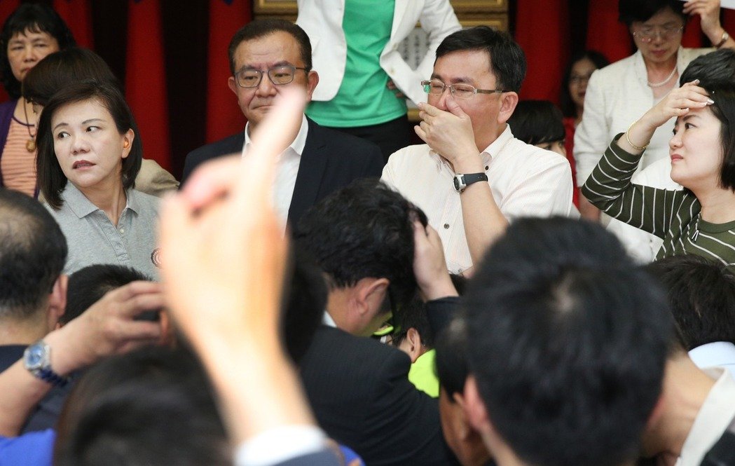 臺灣民意機構上演“武斗”：藍狂撒面粉，綠閉目養神。