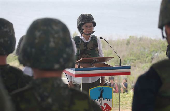 蔡英文稱自己是臺軍最大靠山 網友:這一輩子聽到最大的笑話 蔡英文稱自己是臺軍最大靠山 網友:這一輩子聽到最大的笑話