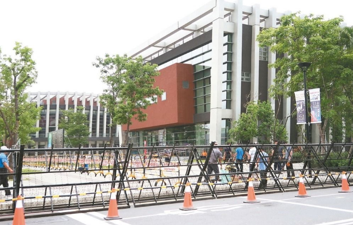 蔡辦音樂會屏東登場 警方密集架設拒馬遭批“心虛” 蔡辦音樂會屏東登場 警方密集架設拒馬遭批“心虛”