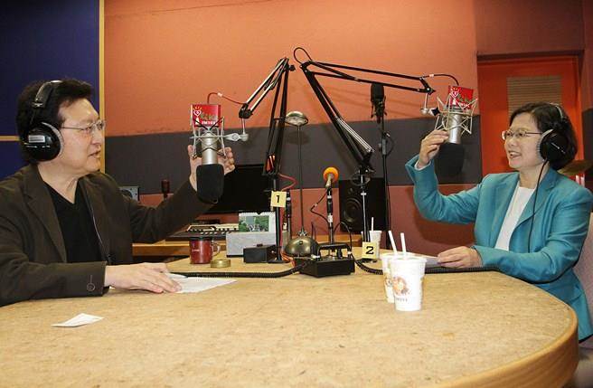 蔡英文執政1年中間選民跑光光 媒體人:她只剩兩條路 蔡英文執政1年中間選民跑光光 媒體人:她只剩兩條路