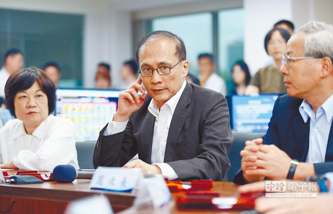 臺(tái)當(dāng)局“行政院長”林全(中)。(圖片來源:臺(tái)灣“中時(shí)電子報(bào)”) 臺(tái)當(dāng)局“行政院長”林全(中)。(圖片來源:臺(tái)灣“中時(shí)電子報(bào)”)