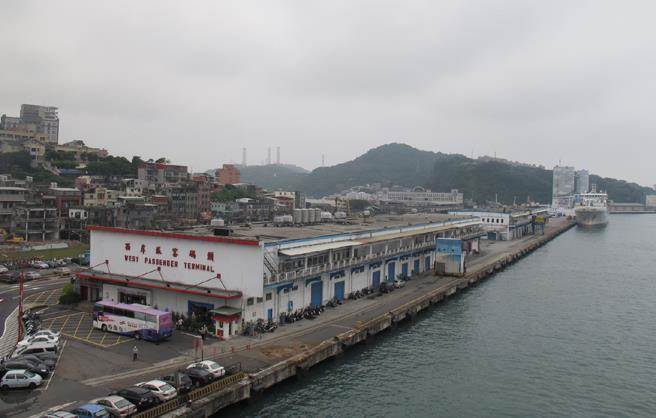 2015年5月7日,基隆市府宣布基隆港西2、3碼頭倉庫不拆,未來將引進文創業者進駐,影響基港分公司新海港大樓興建案 2015年5月7日,基隆市府宣布基隆港西2、3碼頭倉庫不拆,未來將引進文創業者進駐,影響基港分公司新海港大樓興建案