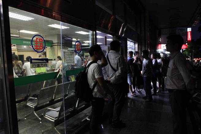 半個(gè)臺(tái)灣癱瘓 蔡英文遭嗆:簡單事都做不好 憑啥當(dāng)領(lǐng)導(dǎo)人 半個(gè)臺(tái)灣癱瘓 蔡英文遭嗆:簡單事都做不好 憑啥當(dāng)領(lǐng)導(dǎo)人