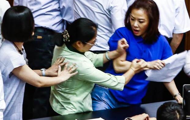 藍綠“立委”在“前瞻預算案”沖突中續演表決大戰 藍綠“立委”在“前瞻預算案”沖突中續演表決大戰