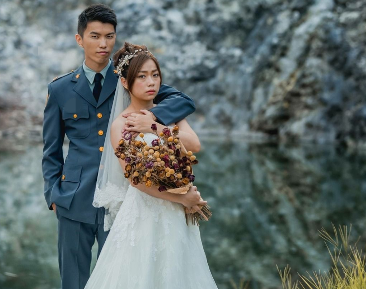 臺軍曬軍人婚紗照 網友酸:新娘表情像“被逼婚” 臺軍曬軍人婚紗照 網友酸:新娘表情像“被逼婚”
