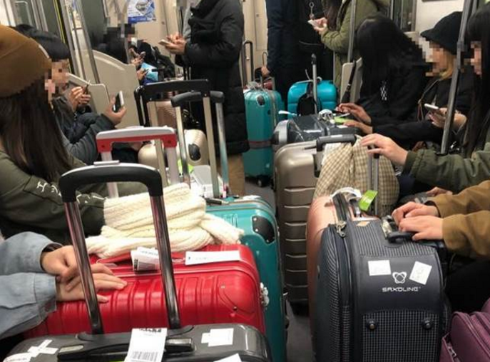 臺灣旅客日本列車內行李擋道 被廣播提醒后改裝睡