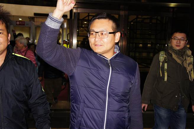 向"獨派"頭目噴生發水男子交保 稱將反告對方妨害自由 向"獨派"頭目噴生發水男子交保 稱將反告對方妨害自由