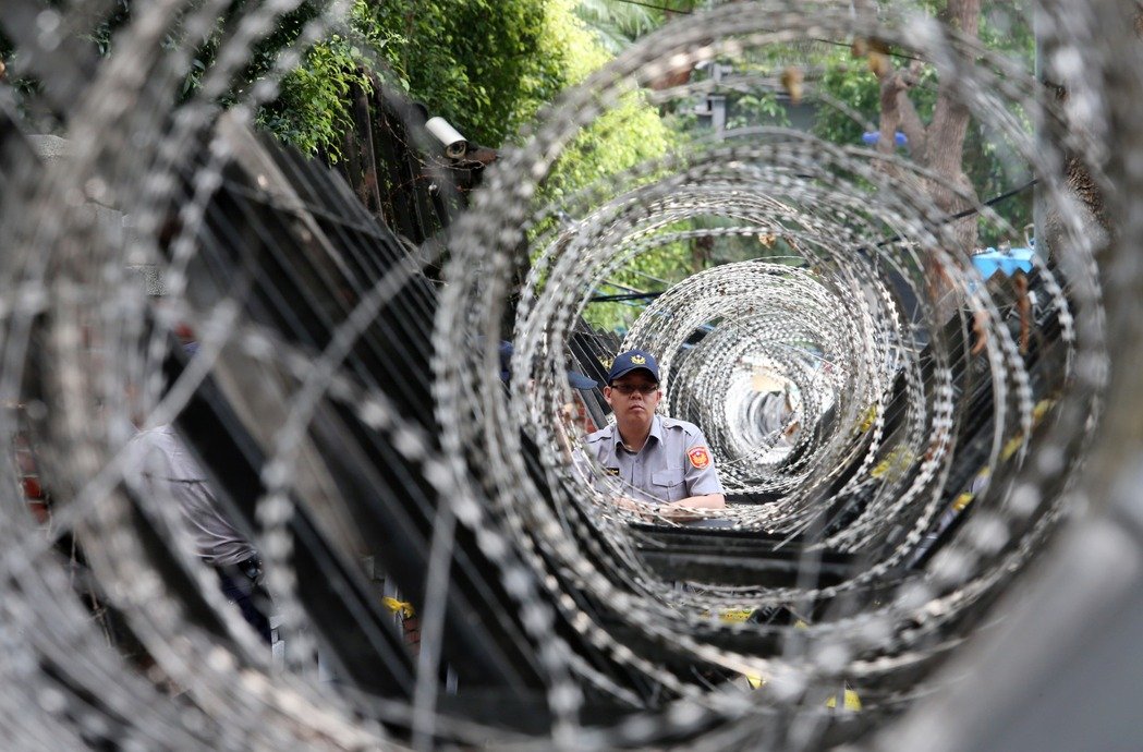 民進黨打造“臺灣最美風景”:拒馬刀片蛇籠鐵門加厚3層 民進黨打造“臺灣最美風景”:拒馬刀片蛇籠鐵門加厚3層