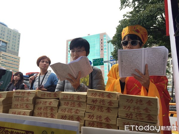 民進(jìn)黨強(qiáng)修惡法惹青年怒火 剃度誦經(jīng)斥蔡賴"五德皆缺" 民進(jìn)黨強(qiáng)修惡法惹青年怒火 剃度誦經(jīng)斥蔡賴"五德皆缺"