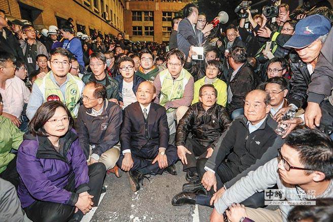 民進(jìn)黨強(qiáng)修惡法惹青年怒火 剃度誦經(jīng)斥蔡賴"五德皆缺" 民進(jìn)黨強(qiáng)修惡法惹青年怒火 剃度誦經(jīng)斥蔡賴"五德皆缺"