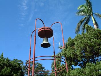 臺大的傅鐘,每次只敲二十一下。以紀念傅斯年認為“每天只有二十一小時,余下三小時是用來沉思的” 臺大的傅鐘,每次只敲二十一下。以紀念傅斯年認為“每天只有二十一小時,余下三小時是用來沉思的”