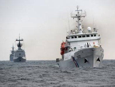 臺灣海巡艦與日本海巡船在春曉氣田海區對峙(圖)