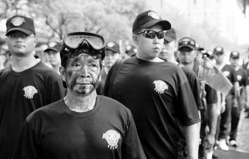 臺灣陸戰(zhàn)隊退役人員29日到“國防部”抗議。 臺灣陸戰(zhàn)隊退役人員29日到“國防部”抗議。