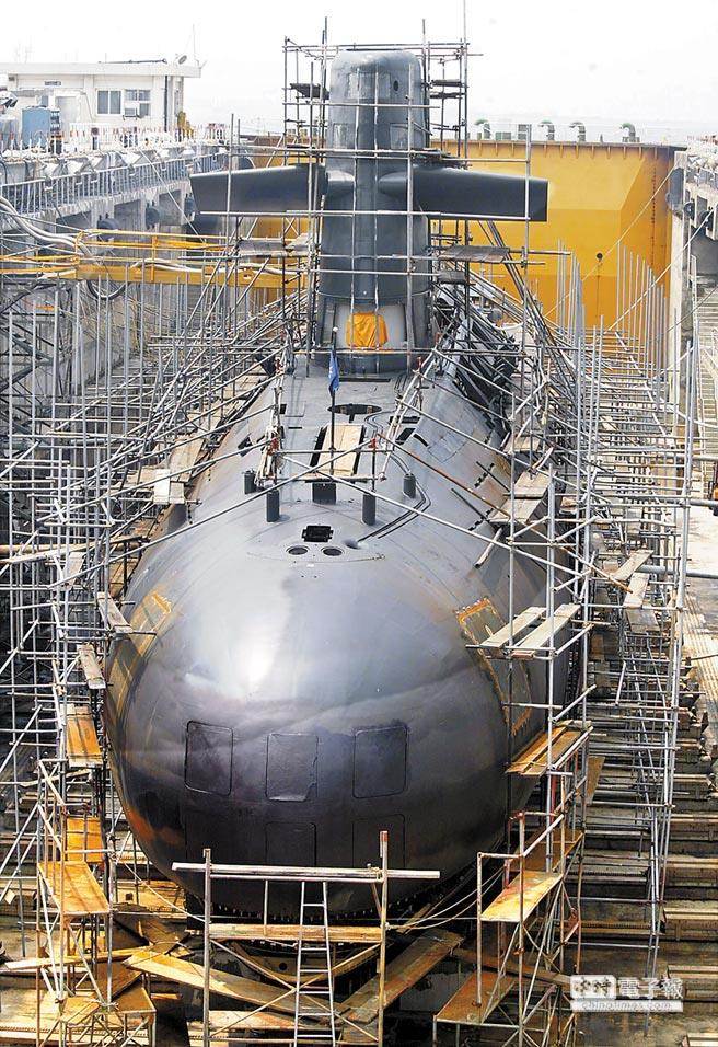 美國軍事專家譏諷臺灣自制潛艇是“水兵棺材”(圖片來源:臺灣《中國時(shí)報(bào)》) 美國軍事專家譏諷臺灣自制潛艇是“水兵棺材”(圖片來源:臺灣《中國時(shí)報(bào)》)