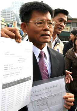 楊秋興出示“9.19水災(zāi)”當(dāng)天所有的行程和通聯(lián)紀錄等數(shù)據(jù)