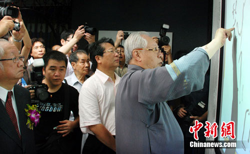 國畫大師歐豪年(右)26日在廣州表示,將中國畫推向世界是兩岸的共同使命。程景偉 攝