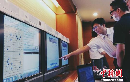 7月5日,臺灣臺南大學、交通大學等機構結合美國臉譜Darkforest圍棋程序,合作建構的人機合作動態學習平臺在臺北海峰棋院進行公開測試。圖為臺南大學李健興博士(右二)說明該平臺工作原理。 劉舒凌 攝