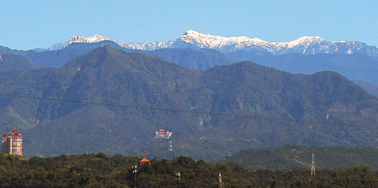 臺(tái)灣玉山“白頭”數(shù)十年難見 民眾爭(zhēng)相拍攝觀(圖片來(lái)源:臺(tái)灣《聯(lián)合報(bào)》)