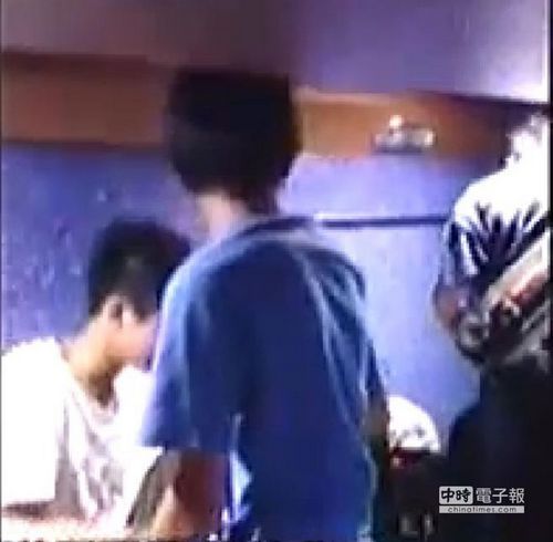 學生搭車上學分等級沒錢的坐貨倉業者遭批(圖)