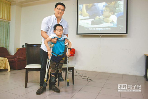 180cm遇上100cm“高矮配”哥倆好(圖)