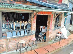 臺灣著名“打鐵鋪”:老師傅裝“酷”神秘引人