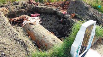 三兄弟為父復葬開棺后發現“阿爸不見了”(圖)