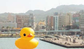 招財(cái)黃色小鴨到基隆港店家就位迎錢(qián)潮