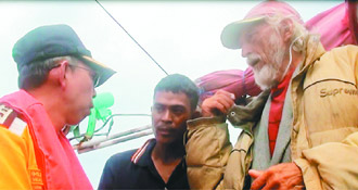 沒(méi)錢(qián)返鄉(xiāng)俄老翁自制竹筏出海漂流被臺(tái)船救起(圖)