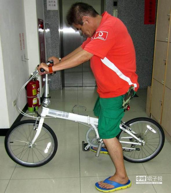 笨賊騎贓車偷車后上鎖防盜 反露賊蹤落警網 笨賊騎贓車偷車后上鎖防盜 反露賊蹤落警網