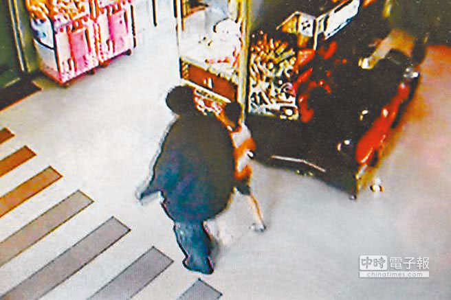 監視器畫面,曾文欽行兇當天帶著被害人前往廁所 監視器畫面,曾文欽行兇當天帶著被害人前往廁所