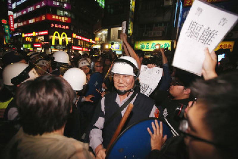 有分局長認為,由于警察經常需要在群眾運動中扮演黑臉角色,因此容易被民眾以高標準檢視 有分局長認為,由于警察經常需要在群眾運動中扮演黑臉角色,因此容易被民眾以高標準檢視