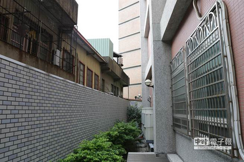 洗車工欠錢遭老板上銬 呼救聲傳到十米外警局獲救(圖) 洗車工欠錢遭老板上銬 呼救聲傳到十米外警局獲救(圖)