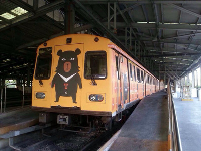 彩繪列車圣誕出發(fā) “喔熊”面露嬌羞展現(xiàn)萌魅力(圖) 彩繪列車圣誕出發(fā) “喔熊”面露嬌羞展現(xiàn)萌魅力(圖)