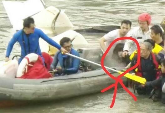 復(fù)興墜河現(xiàn)場靈異照片,經(jīng)查證為角度問題 復(fù)興墜河現(xiàn)場靈異照片,經(jīng)查證為角度問題