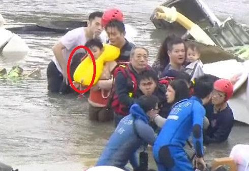 被懷疑是靈異照片的女子,當(dāng)時(shí)被其他生還者擋在后方,而穿白衣的男子還將手搭在她身上 被懷疑是靈異照片的女子,當(dāng)時(shí)被其他生還者擋在后方,而穿白衣的男子還將手搭在她身上