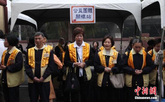 臺灣的宗教公益團體在臺北市第二殯儀館所設的靈堂外設置關懷站 臺灣的宗教公益團體在臺北市第二殯儀館所設的靈堂外設置關懷站