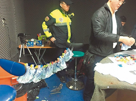 男子開賭場遇臨檢賭金急丟水里警察撈起曬鈔票