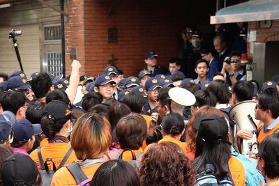 臺(tái)公路收費(fèi)員赴“行政院長”家抗議警方帶走3人