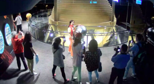 大媽臺北旅游遭遇6.3級地震仍淡定拍照。(網絡圖) 大媽臺北旅游遭遇6.3級地震仍淡定拍照。(網絡圖)