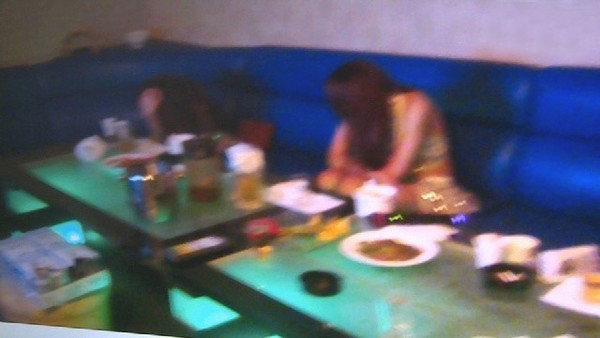 陪酒女現場被逮,感到十分驚慌 陪酒女現場被逮,感到十分驚慌